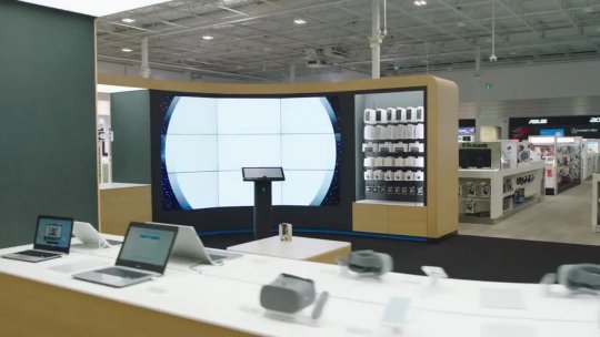 Amber Mac tours the new Best Buy Experience Store