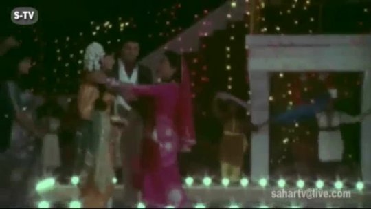 Aamir Khan, Madhuri Dixit Sare Ladkonki Kardo Shaadi Deewana Mujh Sa Nahin Shaadi Song4